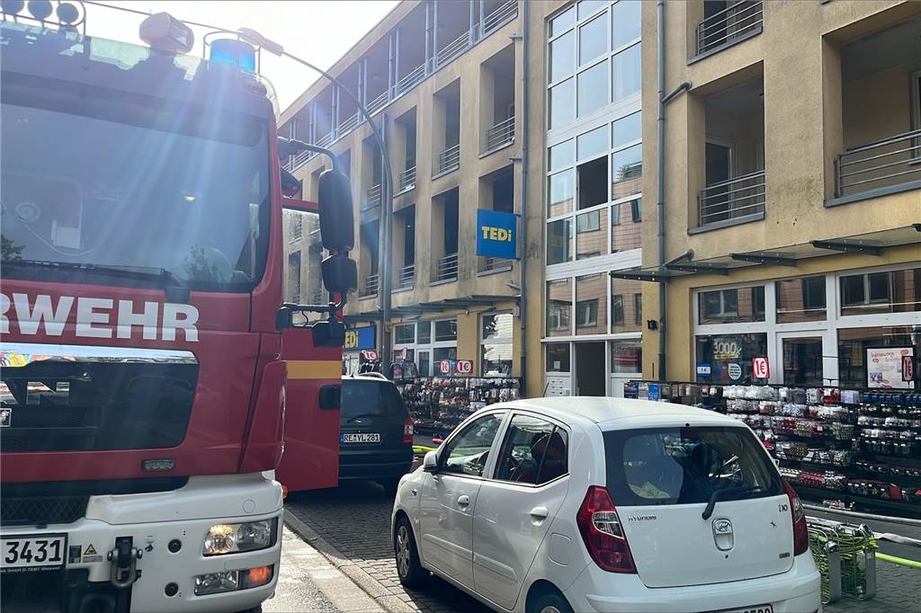 Feuerwehr-Großeinsatz in Holsterhausen: Borkener Straße war gesperrt Der Brand wurde aus einer Wohnung oberhalb von Tedi gemeldet