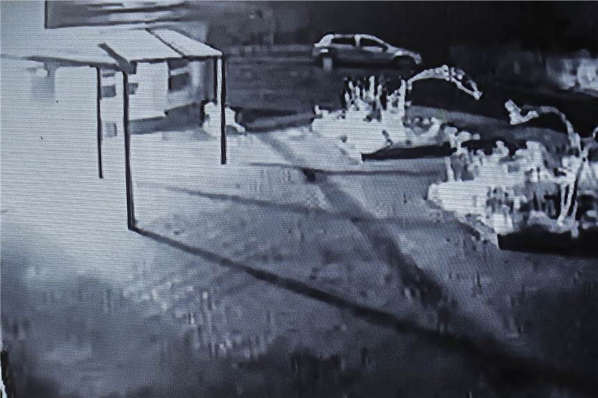 Wer steckt hinter dem Brandanschlag auf die Evinger Moschee? Das ist der Ermittlungsstand Der Brandanschlag auf die Moschee am Gründlingsweg in Dortmund-Eving sorgte für Entsetzen. Links im Bild: Die Flammen, die die Molotow-Cocktails verursacht haben.