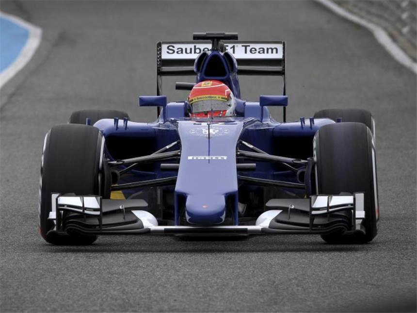 Hamilton von Wasser-Leck gestoppt - Vettel Schnellster Der Brasilianer Felipe Nasr lieferte mit dem Sauber die zweitschnellste Zeit ab. Foto: Roman Rios