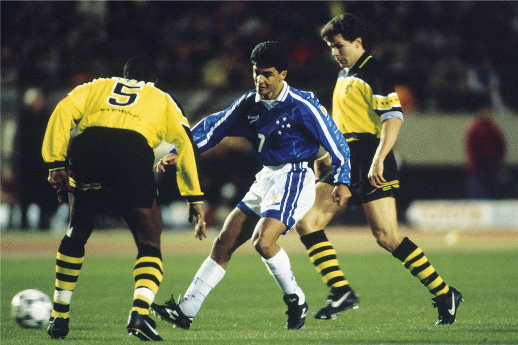 Bebeto im Zweikampf mit Julio Cesar.