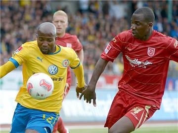 Der Braunschweiger Domi Kumbela (l) wird von Wilson Kamavuaka angegriffen. Foto: Dominique Leppin