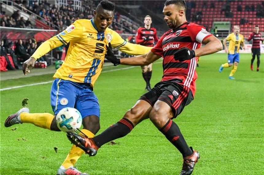 Effektive Braunschweiger stoppen Ingolstädter Aufholjagd Der Braunschweiger Suleiman Abdullahi (l) beim Zweikampf mit FCI-Kapitän Marvin Matip. Foto: Armin Weigel