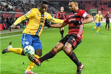Der Braunschweiger Suleiman Abdullahi (l) beim Zweikampf mit FCI-Kapitän Marvin Matip. Foto: Armin Weigel