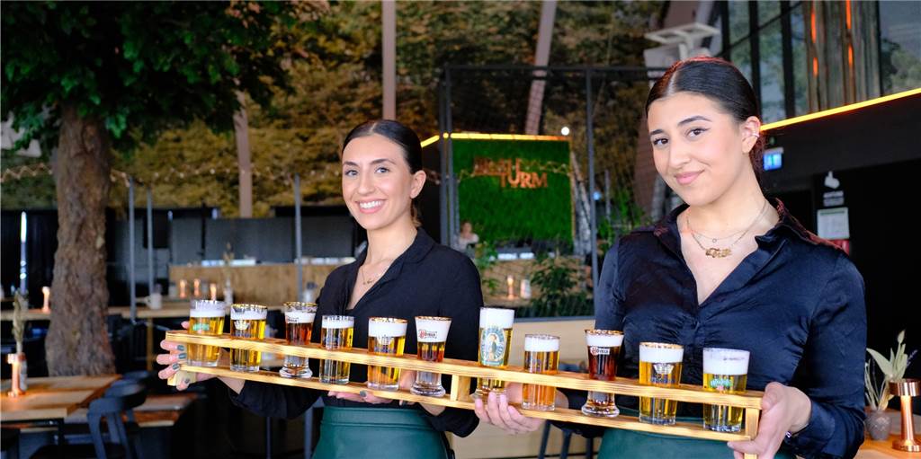 Nach Corona-Knockout: Beliebte Dortmunder Restaurants sind wieder auf Der Brauturm im siebten Stock des U-Turms ist ein bayerisches Wirtshaus.