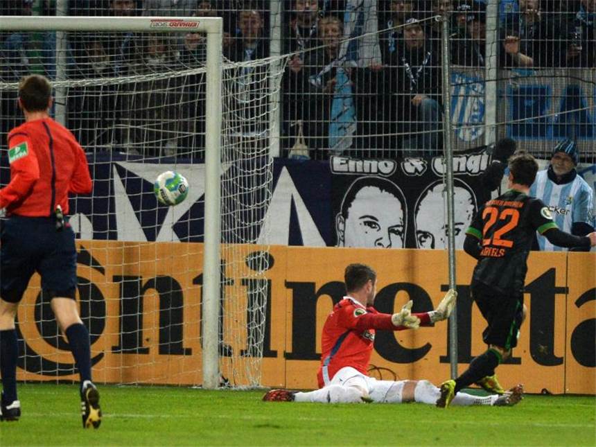 Der Bremer Fin Bartels (r) trifft zum 1:0. Foto: Hendrik Schmidt