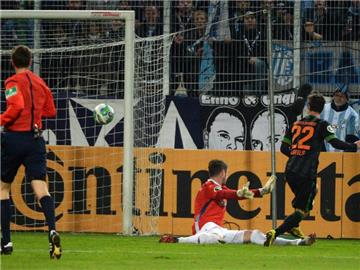 Der Bremer Fin Bartels (r) trifft zum 1:0. Foto: Hendrik Schmidt