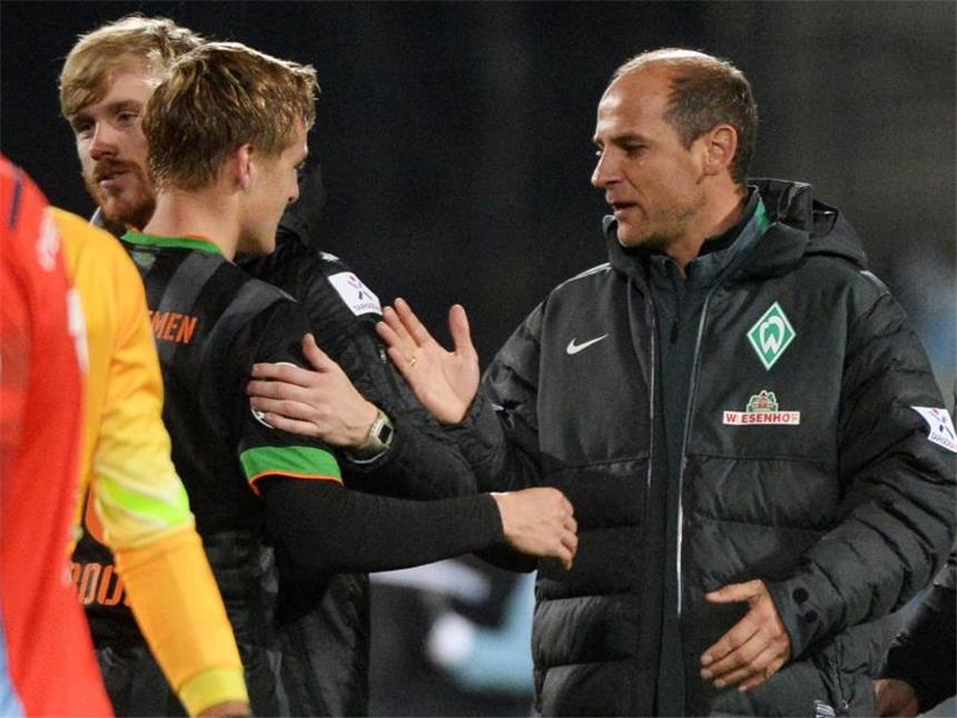 Werder siegt bei Skripnik-Debüt in Chemnitz Der Bremer Trainer Viktor Skripnik (r) bedankt sich nach dem Spiel bei Felix Kroos. Foto: Hendrik Schmidt