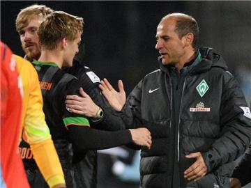 Der Bremer Trainer Viktor Skripnik (r) bedankt sich nach dem Spiel bei Felix Kroos. Foto: Hendrik Schmidt