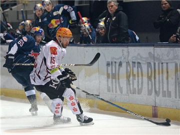 Der Bremerhavener Jeremy Welsh (r) kommt vor Florian Kettemer (l) vom EHC München an den Puck. Foto: Andreas Gebert