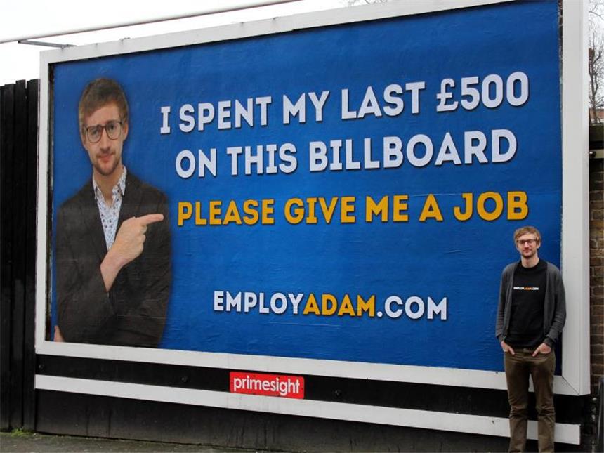 Die Guerilla-Bewerbung ist eine Gratwanderung Der Brite Adam Pacitti mietete 2013 von seinem letzten Geld eine Plakatwand für sein Jobgesuch. Darauf war ein Bild von ihm zu sehen und eine Web-Adresse. Foto: Adam Pacitti/dpa