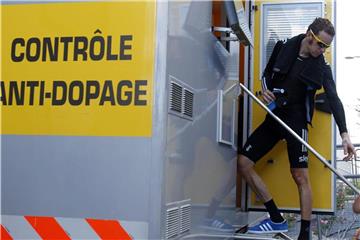 Der Brite Bradley Wiggins geht nach einer Etappenankunft zur Dopingkontrolle. Foto (Archiv): Str/EPA Foto: Str