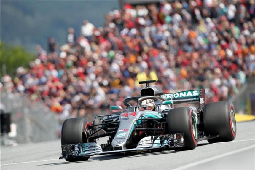 Fehlersuche nach Technik-K.o.: Mercedes unter Druck Der Brite Lewis Hamilton (Mercedes) hat beim Grand Prix von Österreich seine WM-Führung abgeben müssen. Foto: Georg Hochmuth/APA