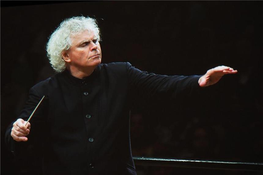 „This is Rattle“ - Einstand als Chefdirigent in London Der britische Dirigent Sir Simon Rattle am Pult. Foto: Henry Lin