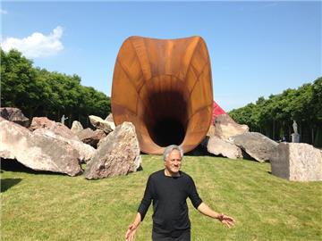 Der britische Künstler Anish Kapoor stehtvor seiner Skulptur "Dirty Corner" am Schloss Versailles (Frankreich).