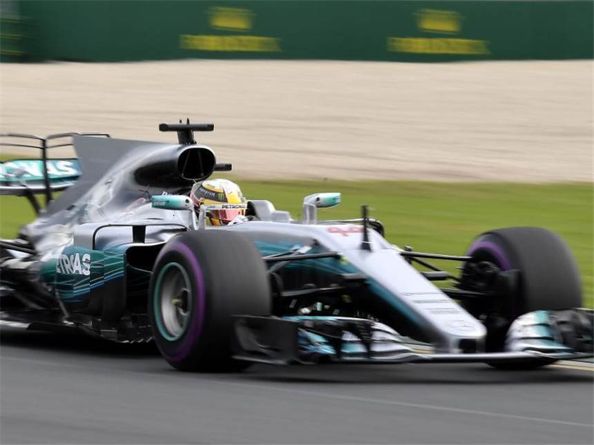 "Schwung und Kraft": Vettel jagt Hamilton in Australien Der britische Mercedes-Pilot Lewis Hamilton fuhr in der Qualifikation die Bestzeit. Foto: Andrew Brownbill