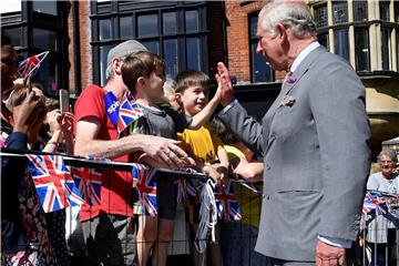 Der britische Prinz Charles begrüßt Schaulustige bei seinem Besuch der britischen Stadt Salisbury. Foto: Toby Melville