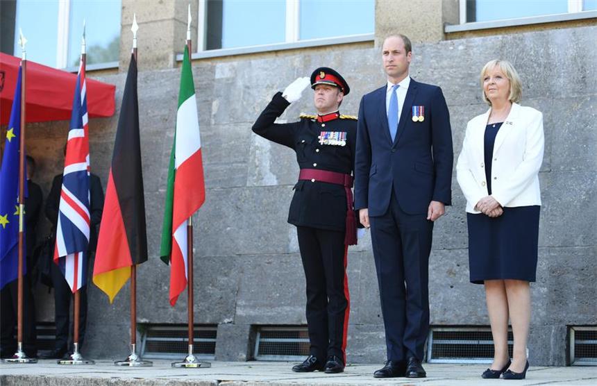 Prinz William verleiht NRW-Geburtstag royalen Glanz Der britische Prinz William und Bundeskanzlerin Angela Merkel waren bei einem Festakt zum 70. Jahrestag der Gründung Nordrhein-Westfalens in Düsseldorf zu Besuch.
