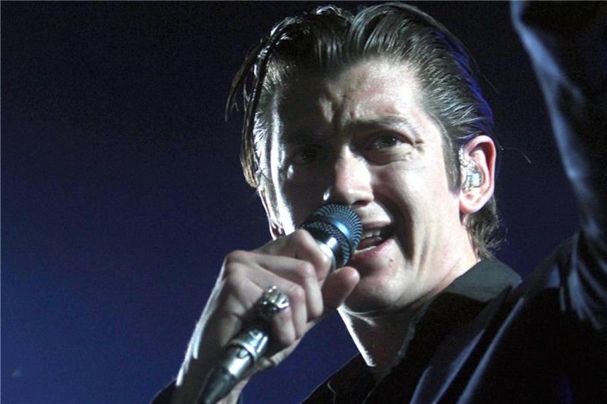 Arctic Monkeys mit neuem Album: Lounge statt Tanzfläche Der britische Sänger Alex Turner und seine Band Arctic Monkeys kommen mit neuem Album im Gepäck zu Konzerten nach Deutschland. Foto: Elvis Gonzalez