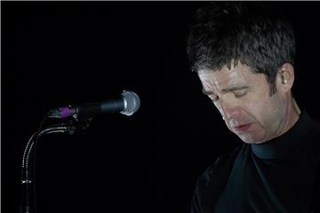 Der britische Sänger und Songschreiber Noel Gallagher in Hamburg auf der Bühne. Foto: Axel Heimken