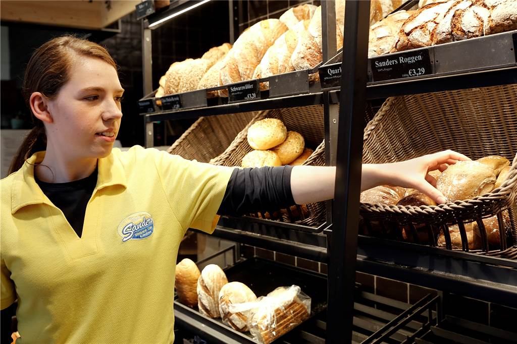 Bäcker leiden unter Energiekrise – was das für den Brötchenpreis bedeutet Der Brötchenpreis ist ein Index für die Preissteigerungen in Deutschland. Johanna Niedermark bedient in der Filiale der Bäckerei Sanders auf der Weseler Straße.