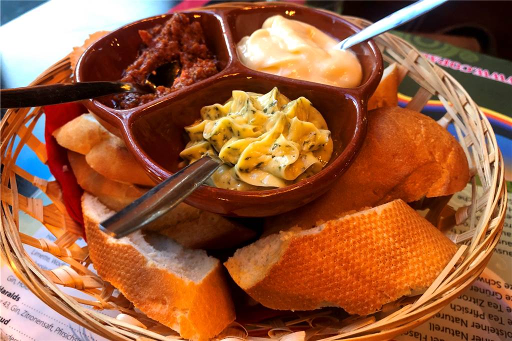 Im Copacabana schmeckt‘s gut – auch wenn es von Ahaus ein ganzes Stück bis Südamerika ist Der Brotkorb mit drei verschiedenen Dips.