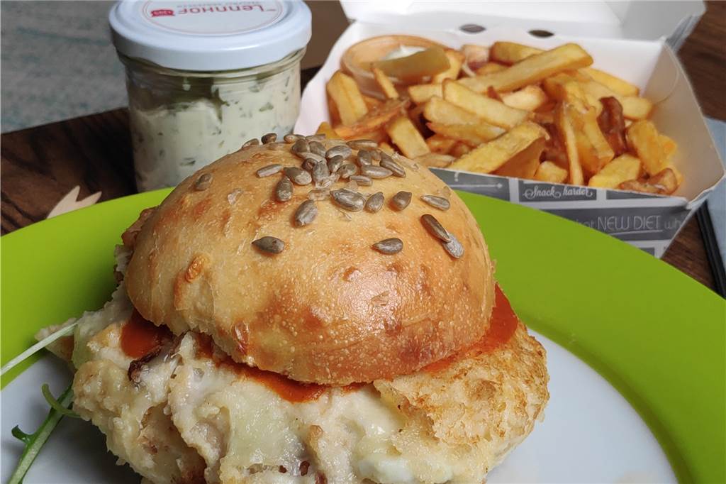 Lieferdienst-Check: Wir testen Burger aus dem Vier-Sterne-Hotel Der Bruschetta-Burger mit Büffel-Mozzarella und einem Pinienkern-Brötchen.