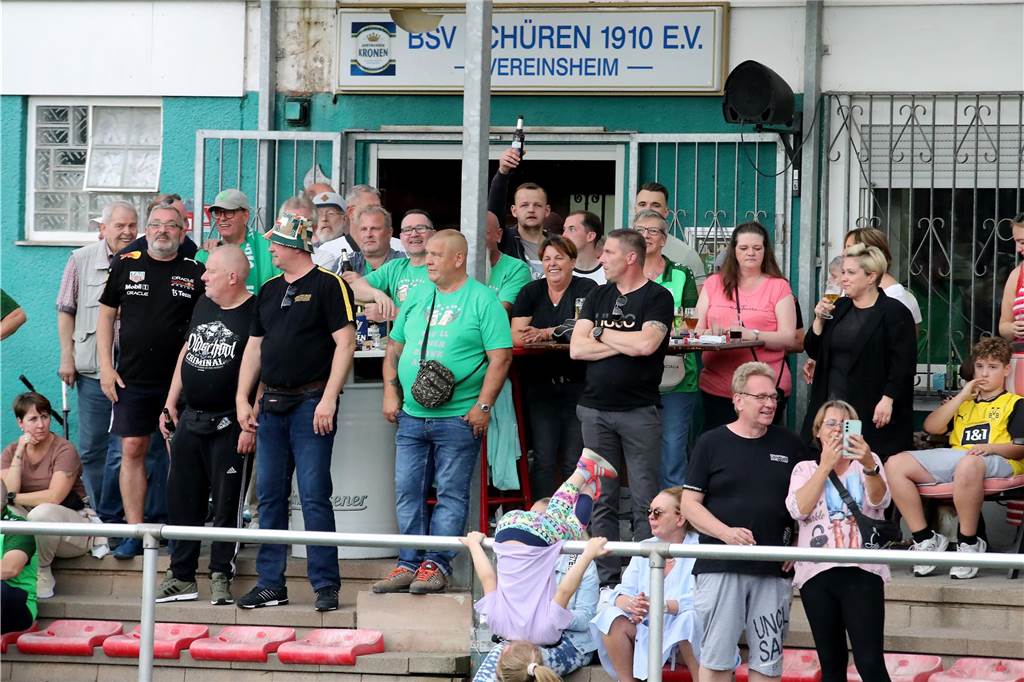 Der BSV Schüren schafft den Klassenerhalt in der Westfalenliga, Hombruch steigt in die Landesliga ab. 