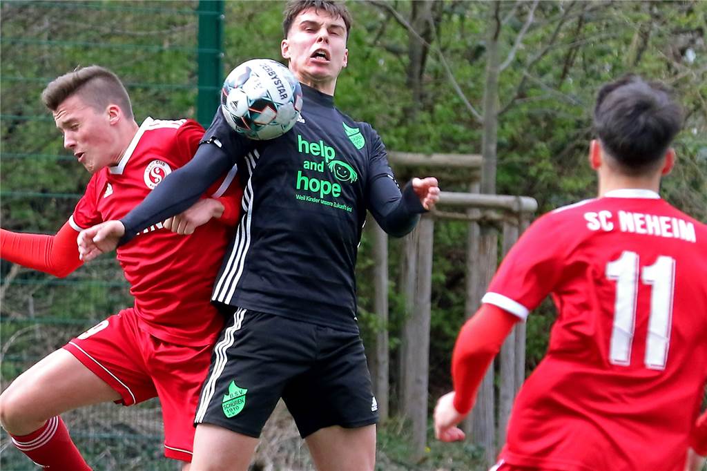 BSV Schüren: Serie bricht mit einem Ergebnis, das den Spielverlauf nicht widerspiegelt Der BSV Schüren schaffte es kaum, Top-Stürmer Jonas Schneck (M.) gegen Neheim in Szene zu setzen.