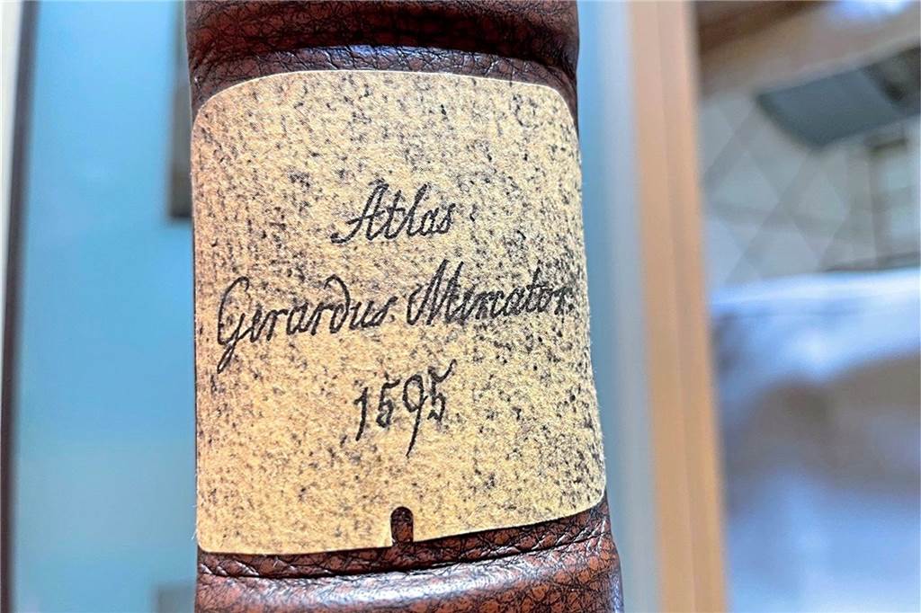 Zehntausende Euro weg: Hertenerin an der Haustür mit neuem Bücher-Trick betrogen Der Buchrücken des „Atlas Gerardus Mercator 1595“ – sieht alt aus, ist es aber nicht.