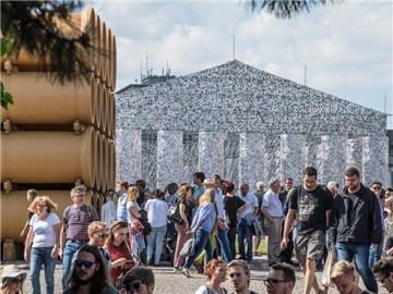 Der Bücher-Tempel auf dem Friedrichsplatz in Kassel ist ein Besuchermagnet. Dort startet unser Zwei-Stunden-Rundgang.
