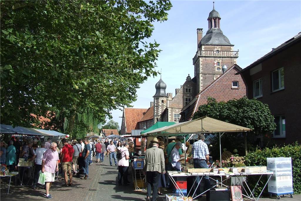 Büchermarkt in Raesfeld: Traditionsveranstaltung wird „volljährig“ Der Büchermarkt findet wieder am Schloss Raesfeld statt.