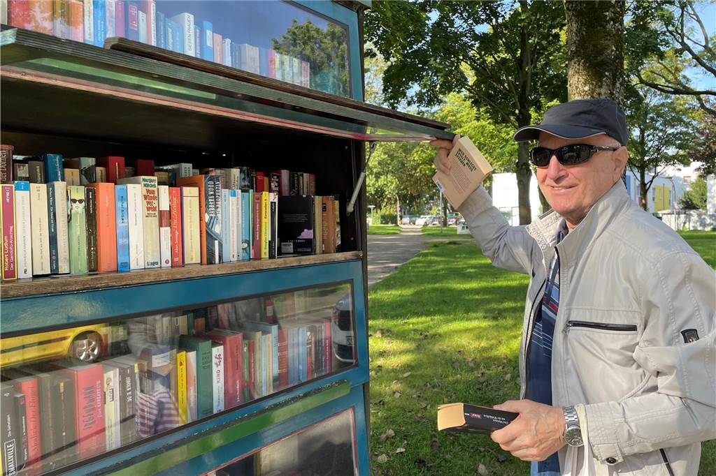 Walter Heinrich sucht dringend einen Nachfolger für „seinen“ Bücherschrank Siegfried Deubner ist Stammkunde am Bücherschrank in der Jungferntalstraße in Dortmund