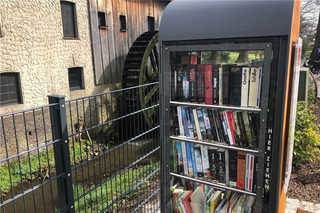 Gahlen: Neuer Bücherschrank soll Kultur und Nachhaltigkeit verbinden Der Bücherschrank vor der Gahlener Wassermühle