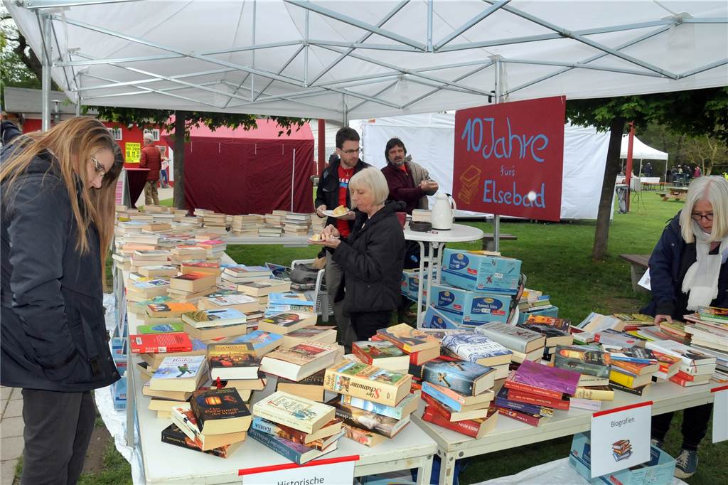 Elsebad plant große Saisoneröffnung mit Anbadefest – Der Termin steht Der Bücherstand ist jedesmal ein Anziehungspunkt an der Flaniermeile beim Anbadefest im Elsebad.