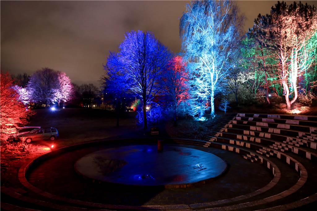 Verregneter Start für den Adventszauber im Bürgerpark - und das ist am Wochenende geplant Der Bürgerpark wurde bunt illuminiert. Das geplante Improvisationstheater fand aufgrund des Wetters nicht statt.