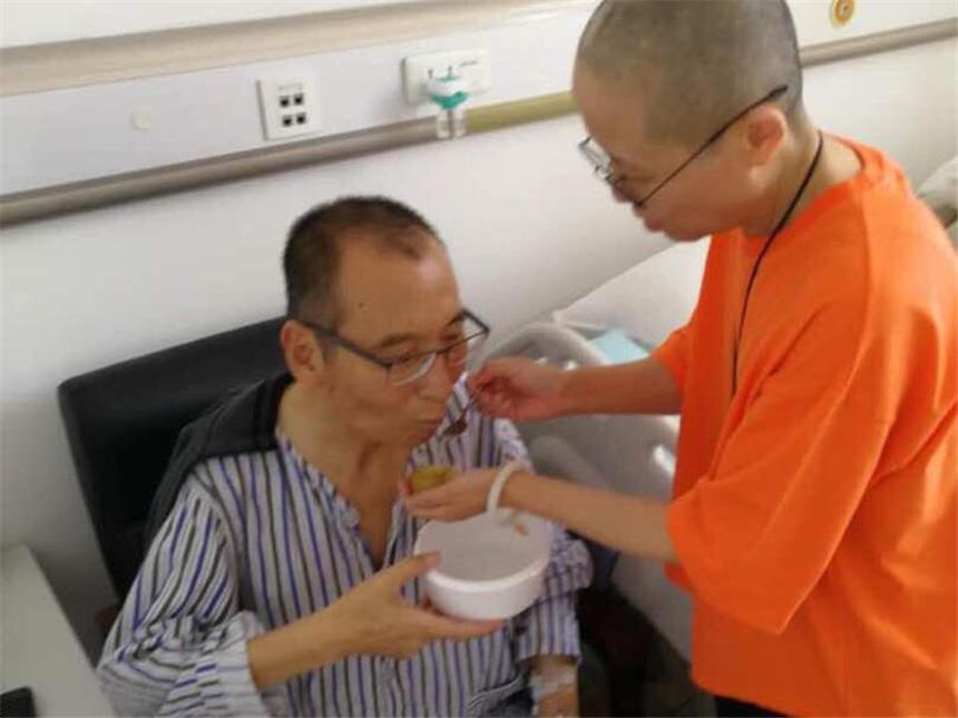Ärzte aus Deutschland und USA sollen Liu Xiaobo behandeln Der Bürgerrechtler Liu Xiaobo (l) leidet unter Leberkrebs im Endstadium. Foto: AP/dpa