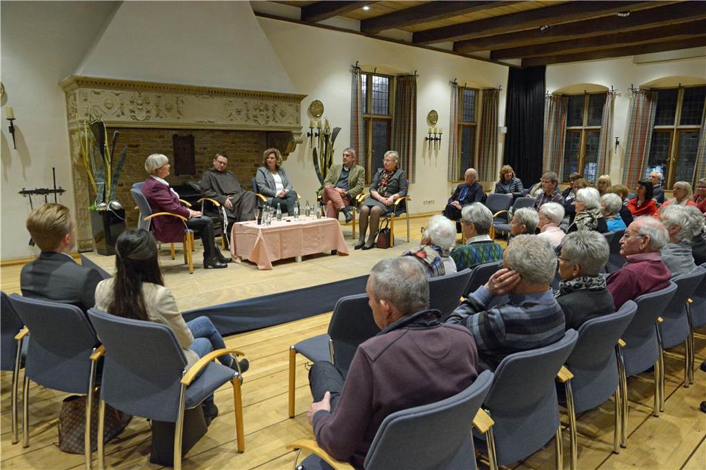 Besucher verfolgen eine Podiumsdiskussion im Bürgersaal.