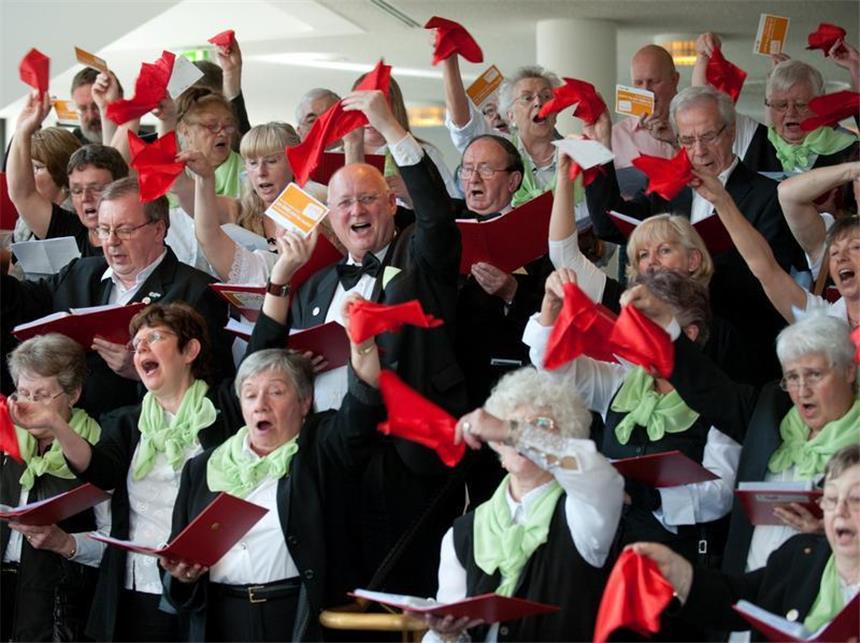 Ruhr.2010 zieht positive Bilanz Der Bürgerschaftschor aus Essen bei der Auftaktveranstaltung zum viertägigen Kulturhaupstadtprojekt "!SING - day of song".
