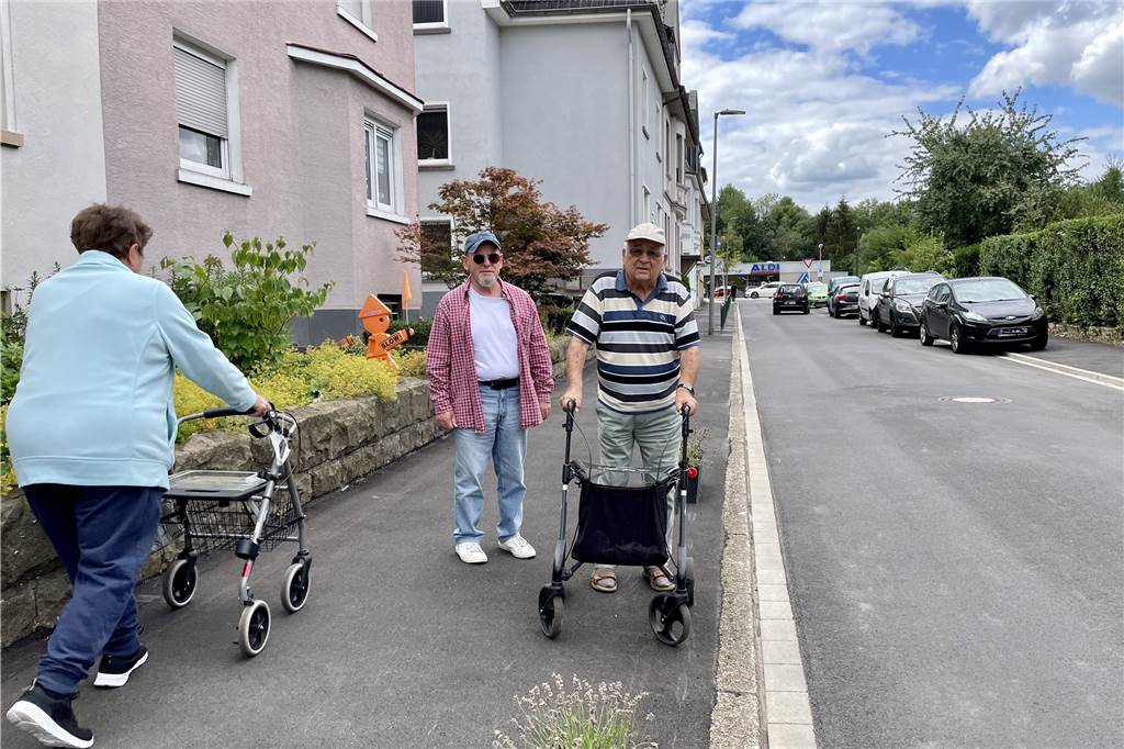 Der Bürgersteig auf der südlichen Seite würde ausreichen, meinen Dieter Kalyta und sein Neffe Karl-Heinz Hesse. Dort hat jemand bereits Pflanzkübel aufgestellt, damit keine Autos parken können.