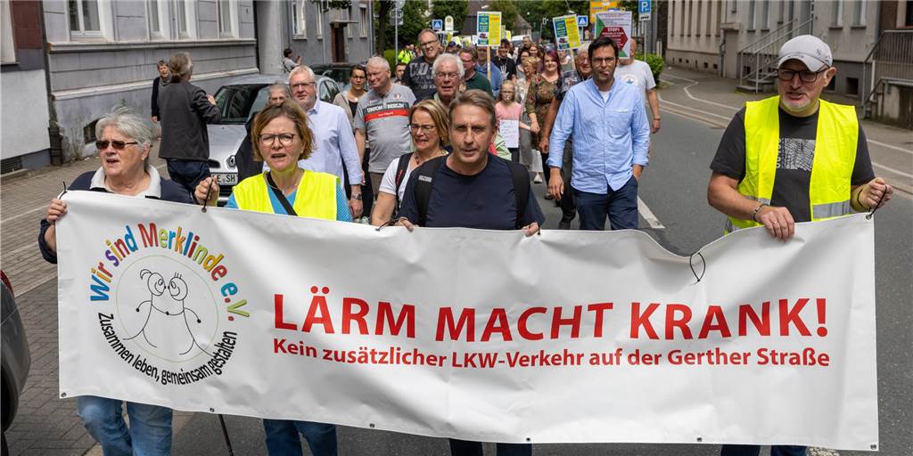 Merklinder Protest gegen Ecosoil: „Diese Firma möchte sich an nichts halten“ Der Bürgerverein "Wir sind Merklinde" hat zum dritten Mal zu einer Demonstration gegen die Ansiedlung von Ecosoil aufgerufen. Rund 100 Menschen liefen am Freitag (10.6.) bei dem Protestzug über die Gerther Straße zur Bövinghauser Straße mit.