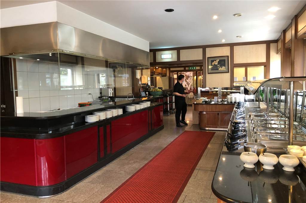 China-Restaurant Drachen See heißt Gäste in renovierten Räumen willkommen Der Buffet-Bereich des Restaurants: Alles ist auf Hochglanz poliert.