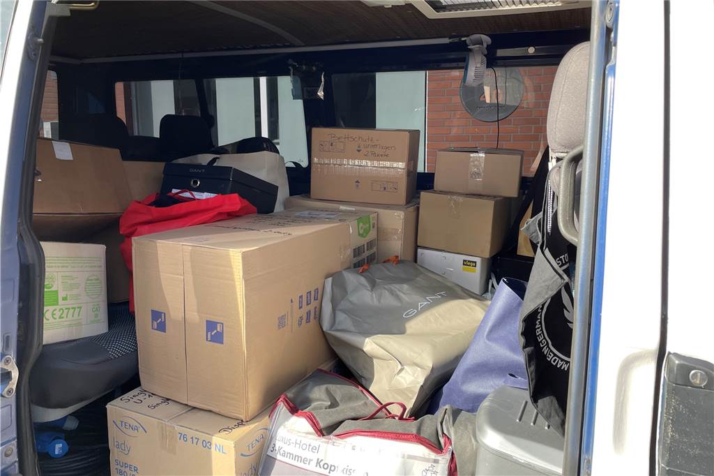 „Leo Club Werne“ spendet Medikamente für vierstelligen Betrag an Ukrainer Der Bulli von Artur Klubowicz ist mit Spenden vollgepackt.