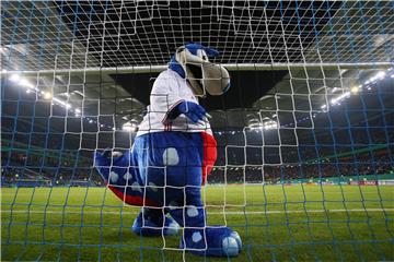 Der Bundesliga-Dino Hamburger SV hat im Abstiegskampf schlechte Karten, aufgeben will der HSV aber noch nicht.