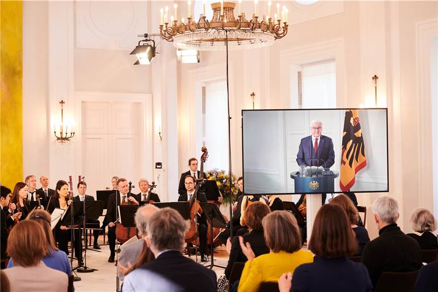 Steinmeier erwartet härtere Kriegsfolgen für Deutschland Der Bundespräsident Frank-Walter Steinmeier wurde bei dem Konzert im Schloss Bellevue per Video zugeschaltet.