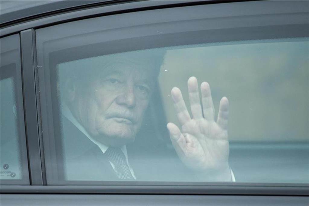 Der Bundespräsident Joachim Gauck winkt zum Abschied aus Haltern.