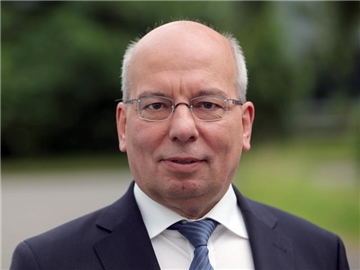 Der Bundesvorsitzende der deutschen Polizeigewerkschaft, Rainer Wendt, erhält eine Besoldung als Hauptkommissar, obwohl er diese Tätigkeit nicht ausübt. 