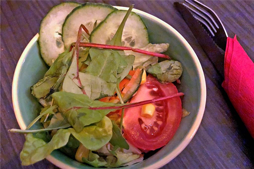 Das Vivendi macht auch fleischlos glücklich Der bunte Salat wird mit einem hausgemachten Dressing abgerundet.