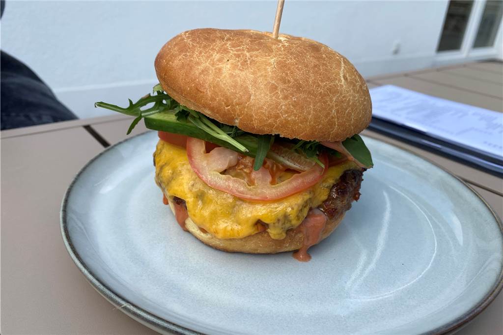 Burger und Büffel-Mozzarella zwischen Rapsfeldern: So schmeckt’s am Wibbelings-Hof Der Burger wird ohne Beilage serviert. Das Fleisch vom Patty stammt von einem Hof in der Nähe.