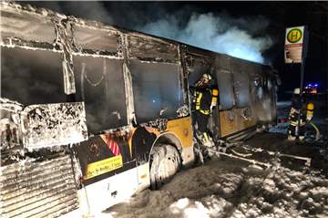 Der Bus brannte auf der Werner Straße vollständig aus.
