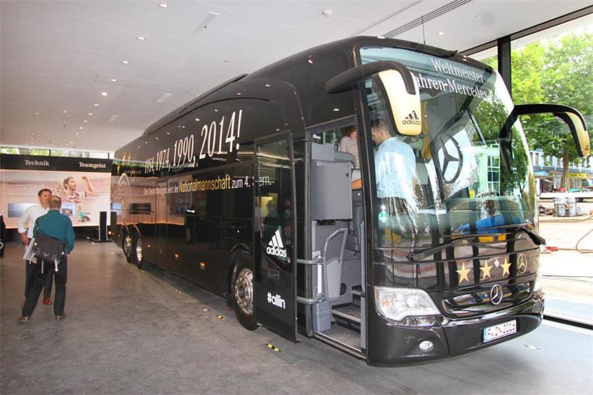 Weltmeister-Bus rollt ins Deutsche Fußballmuseum Der Bus der Fußball-Nationalmannschaft ist im Fußballmuseum angekommen.